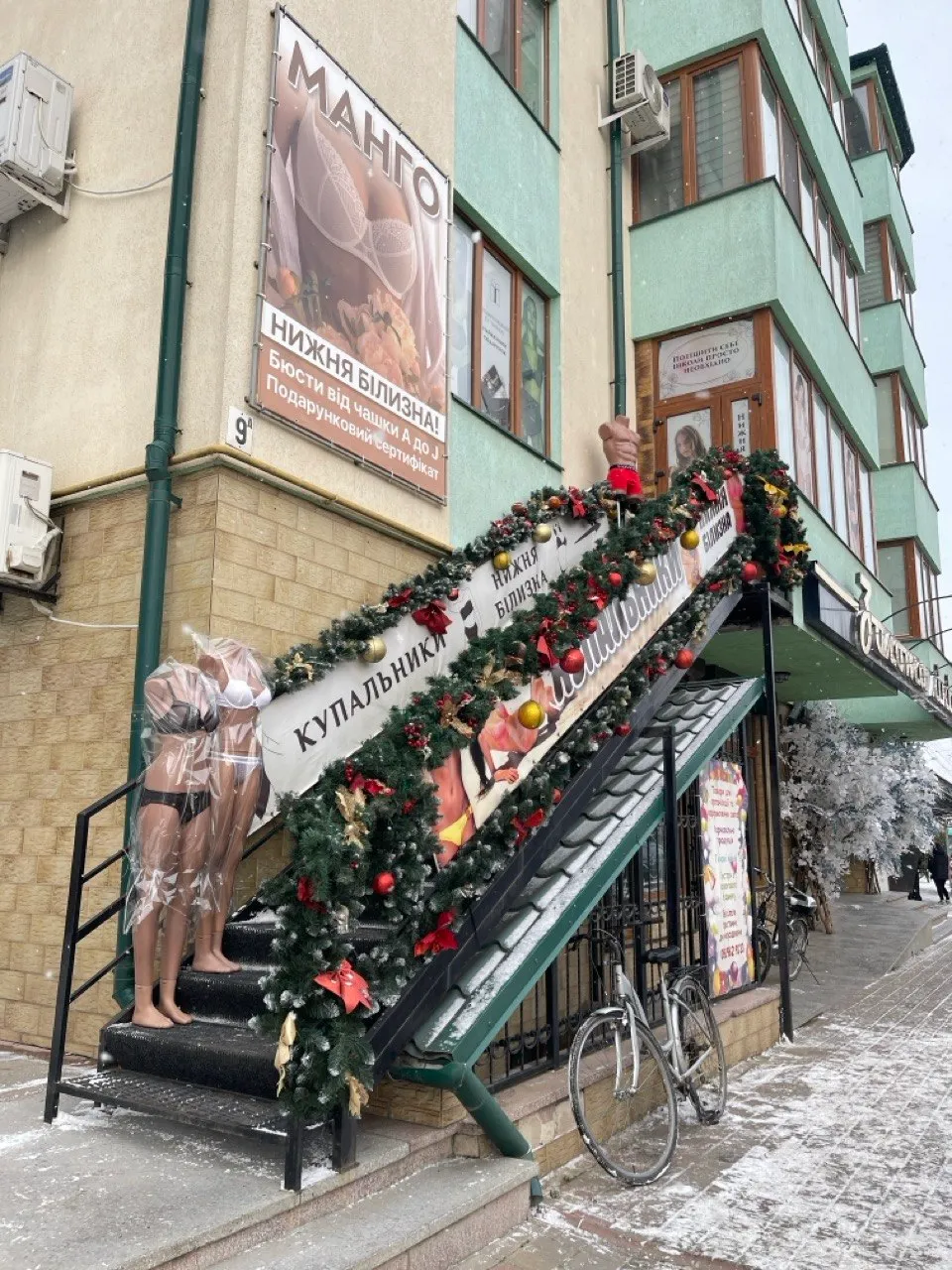 Запрошуємо на примірку — Вітрина та інтер'єр МАНГО